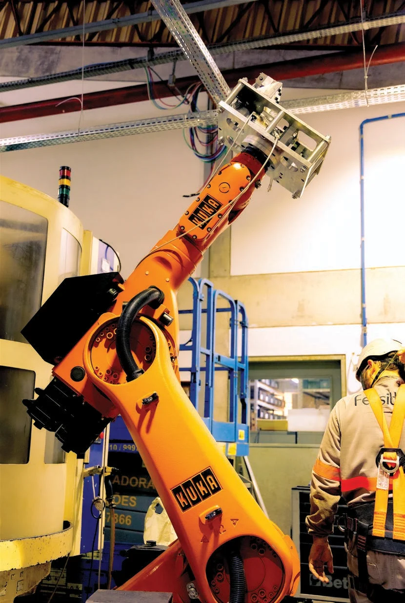 Sistema de furação automatizado com robô industrial