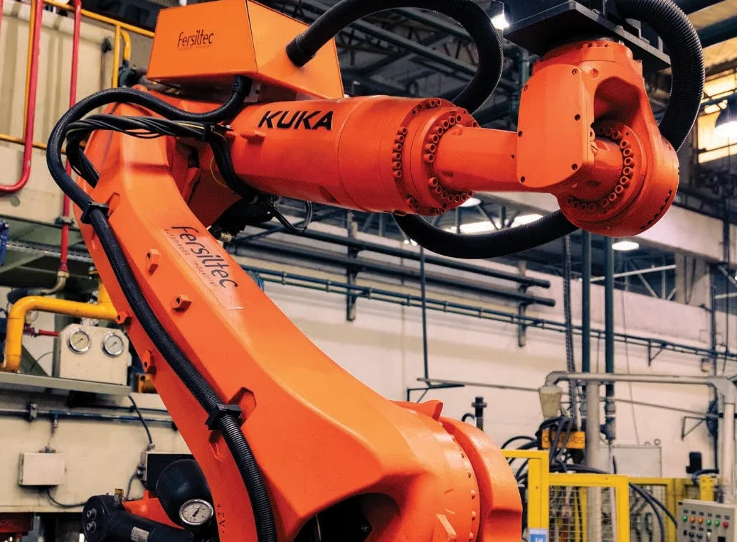 Robô KUKA industrial Fersiltec em operação