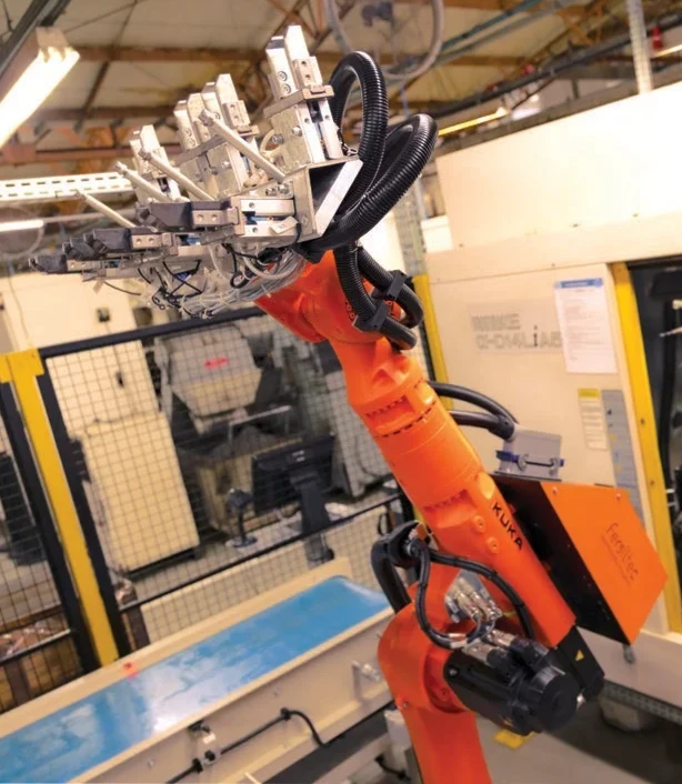 Robô industrial automatizando linha de produção