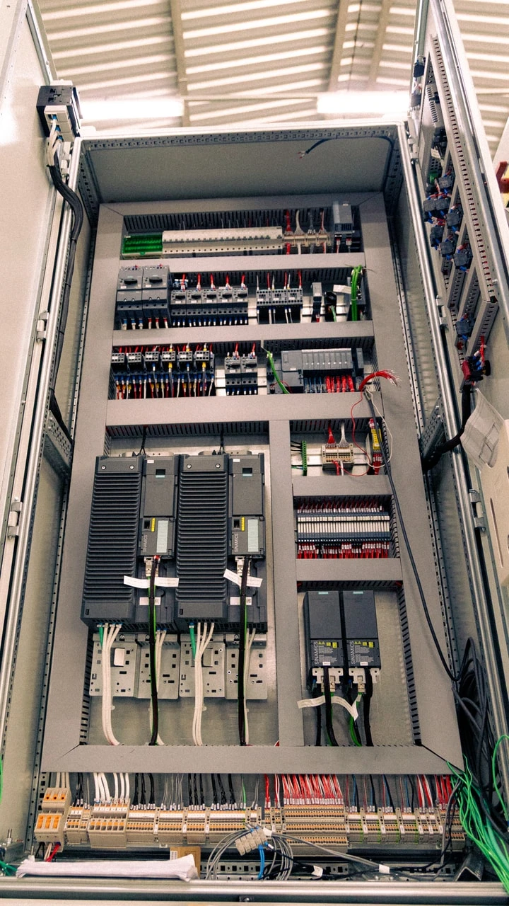 Interior de CCM com inversores SINAMICS e disjuntores Siemens