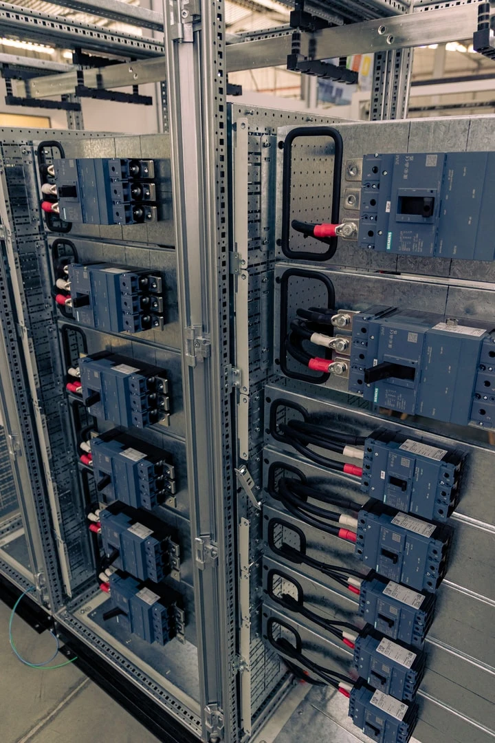 Detalhe de disjuntores Siemens com cabos de força