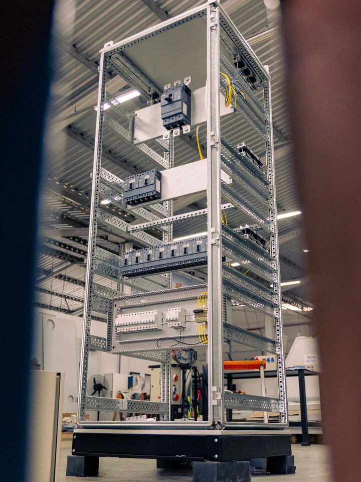 Estrutura de painel em montagem na fábrica Fersiltec