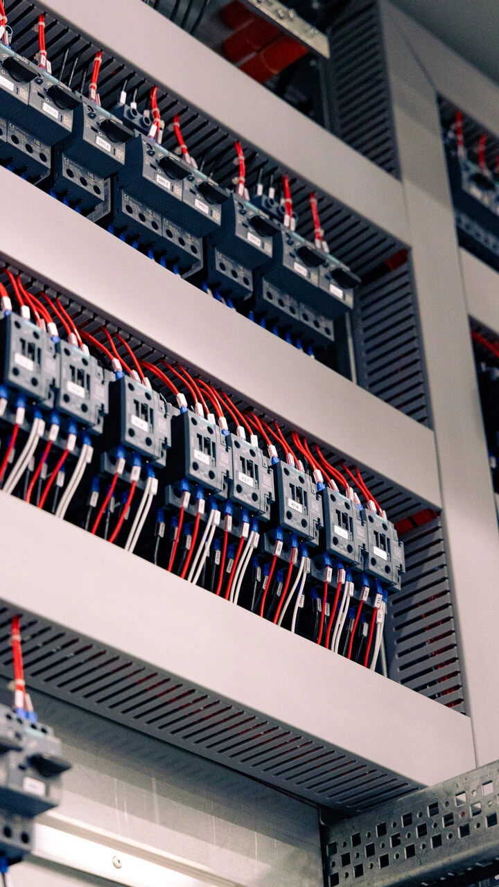 Detalhe de contatores e cabeamento organizado em painel