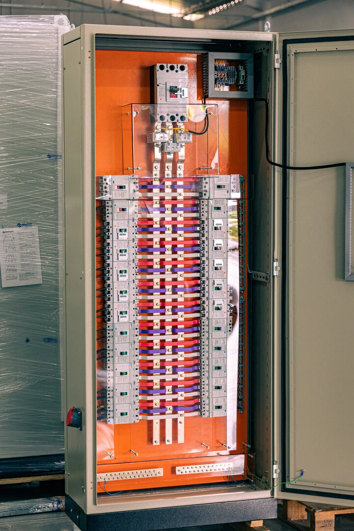 Barramento e disjuntor geral em quadro de distribuição