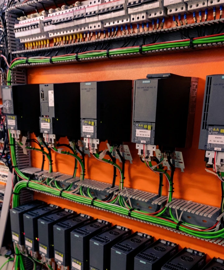 Inversores Siemens e disjuntores em painel laranja