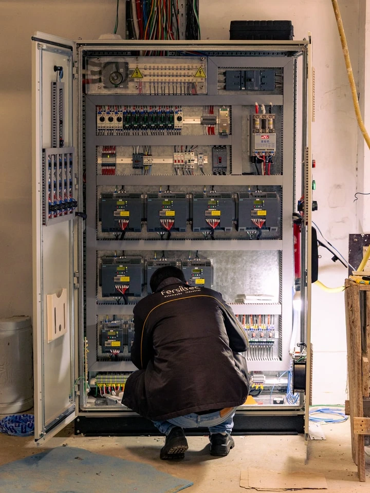 Técnico Fersiltec montando painel de automação